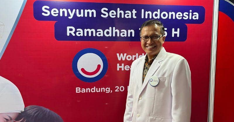 Prof. drg. Suryono, S.H., M.M., Ph.D. Ketua AFDOKGI (Asosiasi Fakultas Kedokteran Gigi Indonesia) di acara Peringatan Hari Kesehatan Gigi dan Mulut Sedunia 2024 oleh Pepsodent di Bandung, Rabu (20/3/2024) - Popmama.com/Putri Syifa N